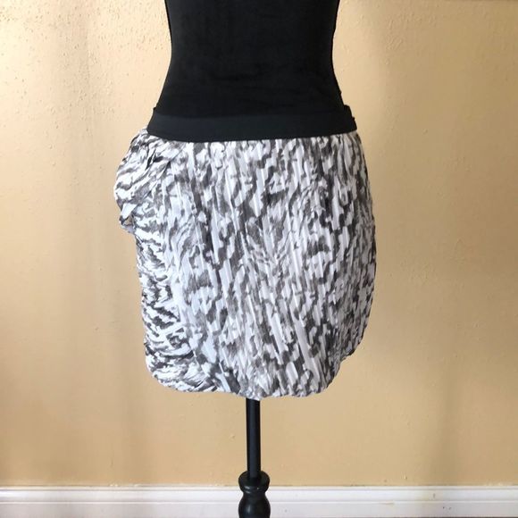 NWT A/X Armani Exchange Animal Mini Skirt Size 4 - Picture 1 of 6
